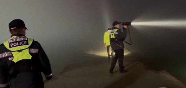 굴 채취에 나갔던  60대 부부가 귀가하지 않했다는 신고를 접수한 해경이 해남 갈두항 인근에서 수색작업을 하고 있다.  사진 / 완도해경