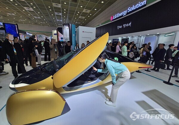 LG에너지솔루션의 인터배터리 2025 부스에 전시된 앱테라 모터스 태양광 전기차(사진 / 강민 기자)