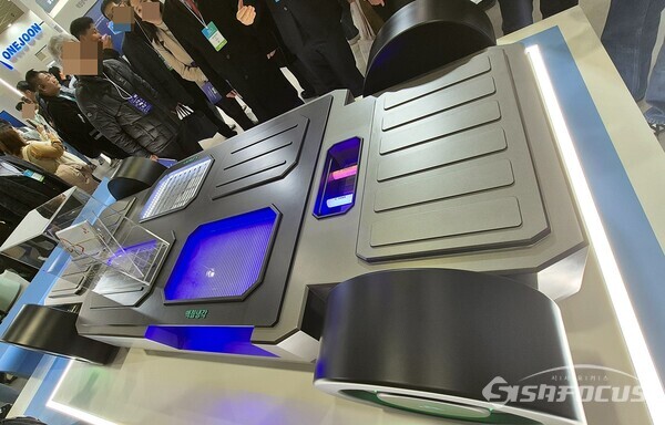 SK온이 인터배터리 2025 부스에 공개한 액침 냉각 적용예 (사진 / 강민 기자)