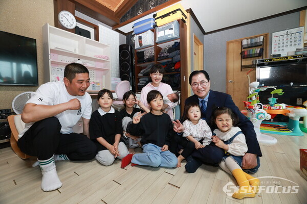 지난해 4월 여섯째 아이를 출생한 완도군 보길면에 거주하는 김찬성, 김희정 씨 부부. 사진 / 완도군청