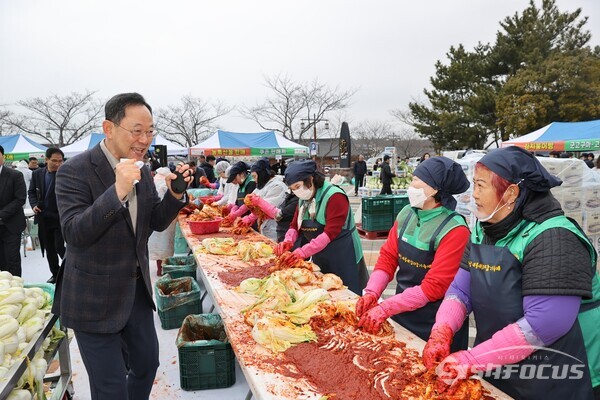 새봄 새 김치 담그기 행사. 사진 / 해남군청