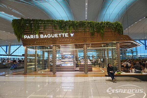 인천공항에서 운영중인 파리바게뜨 (사진 / 강민 기자)