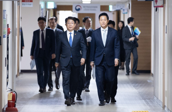 박상우 국토교통부 장관과 오세훈 서울시장이 19일 서울 종로구 정부서울청사에서 주택시장 안정화 방안 브리핑을 하기 위해 입장하고 있다 / ⓒ국토부