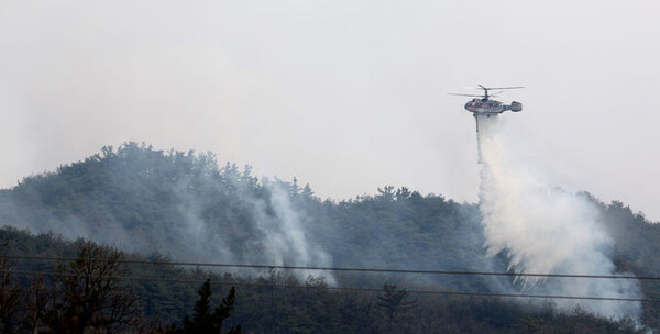경북 의성군 산불 발생 이틀째인 23일 의성군 의성읍 한 야산에 산불진화헬기가 산불 진화에 나서고 있다 ⓒ뉴시스