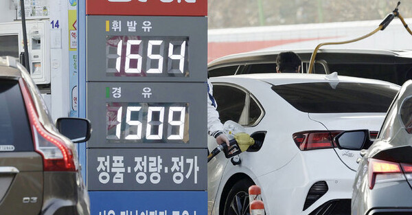 서울 서초구 경부고속도로 부산방향 만남의 광장 주유소에 유가 정보가 게시돼 있다. ⓒ뉴시스