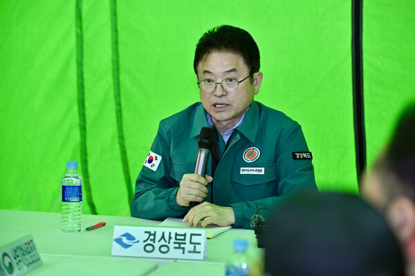 23일 오전 이철우 경북도지사가 의성군 안평면 일대에서 발생한 ‘산불 상황판단회의’를 주재하고 있다.ⓒ경북도