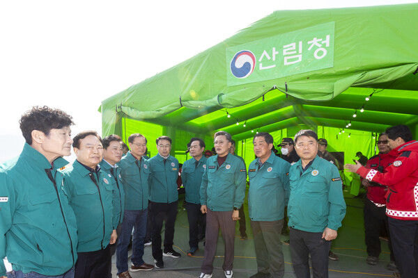 23일 오전 경북도의회 박성만 의장을 비롯한 의장단과 상임위원장들이 의성 산불 피해 현장을 긴급 방문해 안평면사무소에 설치된 현장지휘본부에서 산불 진화 관계자들과 자원봉사자들의 노고를 격려하고, 필요한 지원 방안에 대해 논의하고 있다.ⓒ경북도의회