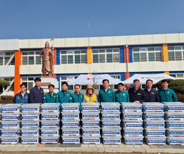 23일 농협중앙회가 의성산불 진화대원들에게 우유, 빵, 컵라면 등 보급품 1000인분을 제공하고 있다.ⓒ경북농협 