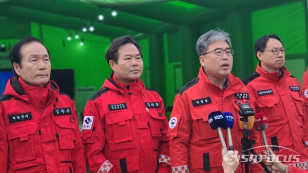 24일 오전 9시 임상섭 산림청장은 의성지역 산불 진화 현황 브리핑을 하고 있다(사진 왼쪽부터 김주수 의성군수, 김학홍 경북도 행정부지사,  임상섭 산림청장).사진/김영삼 기자