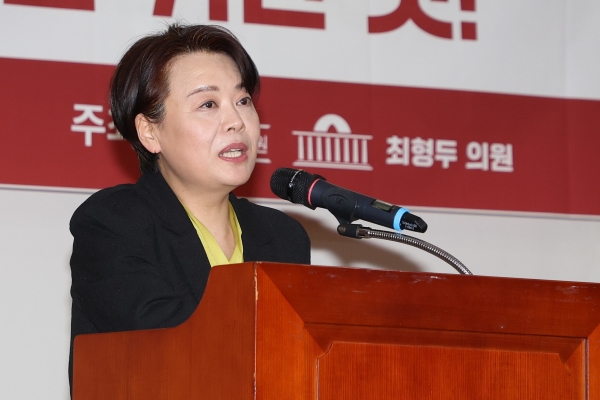 윤희숙 국민의힘 여의도연구원장이 지난 2월 17일 서울 여의도 국회의원회관 제2소회의실에서 열린 '창립 30주년 여의도연구원 연속토론회'에서 개회사를 하고 있다. 사진 / 오훈 기자