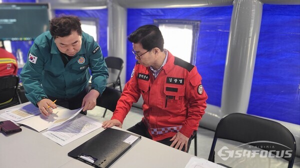 26일 오전 김광열 영덕군수가 현장지휘본부에서 진화 작업과 피해 대책 마련을 지시하고 있다.사진/김영삼 기자