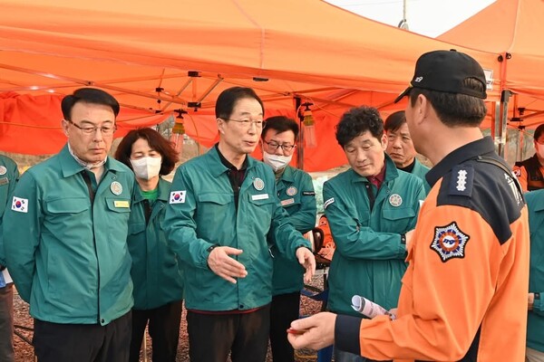 지난 24일 임종식 경북교육감이 안동시(길안면) 산불진화본부를 방문해 교육시설 피해를 막기 위한 대책을 강구하고 있다.ⓒ경북교육청