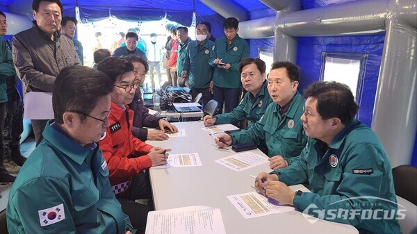 26일 (왼쪽부터 시계방향)이철우경북도지사, 김광열 영덕군수, 김호진 경북도 기획조정실장, 김성호 영덕군의회 의장,  박형수 국회의원이 산불 진화 대책을 강구하고 있다.사진/김영삼 기자
