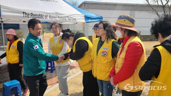 26일 이철우 경북도지사가 자원봉사자들에게 감사 인사를 하고 있다.사진/김영삼 기자