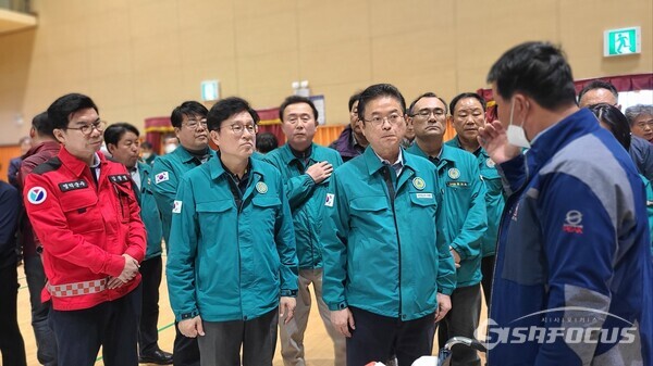 26일 (왼쪽부터)김광열 영덕군수, 박형수 국회의원, 이철우 경북도지사가 주민들의 의견을 청취하고 있다.사진/김영삼 기자