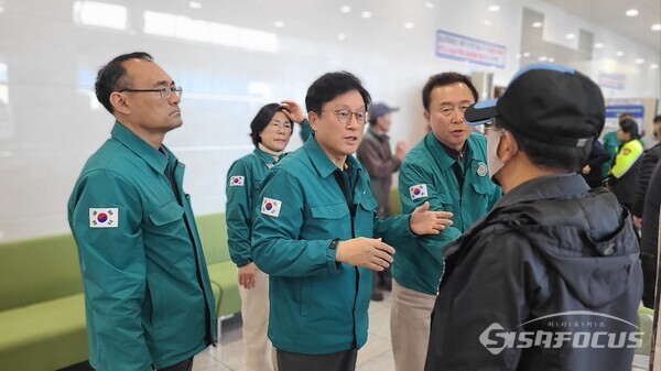 26일 (왼쪽부터)황재철 경북도의원, 박형수 국회의원, 김성호 영덕군의회 의장이 주민들을 위로하고 있다.사진/김영삼 기자