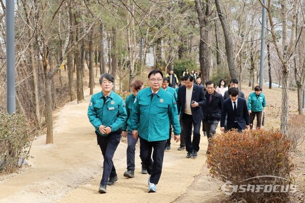 지난달 27일 북면 감계2호 근린공원 산책로 조성사업 준공 현장 점검에 나선 홍남표 창원시장.