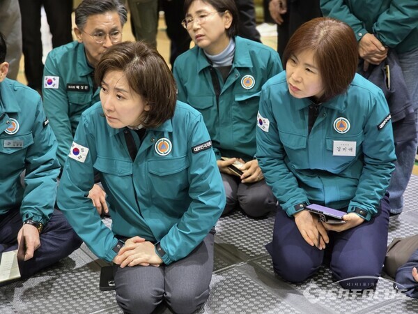 29일 나경원 의원과 김미애 의원이 경북 영덕군 국민체육센터를 방문해 이재민들의 애로사항을 경청하고 있다.사진/김영삼 기자