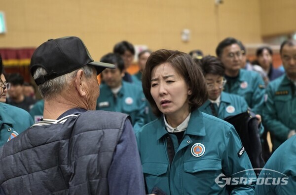 29일 나경원 의원 영덕군 국민체육센터에서 이재민들의 애로사항을 경청하고 있다.사진/김영삼 기자