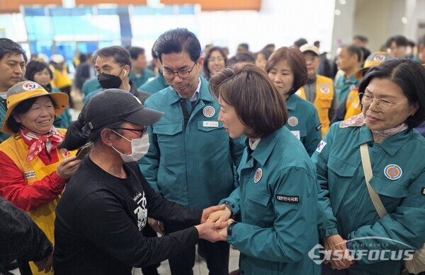29일 나경원 의원 영덕군 국민체육센터에서 이재민들의 손을 잡고 위로하고 있다.사진/김영삼 기자