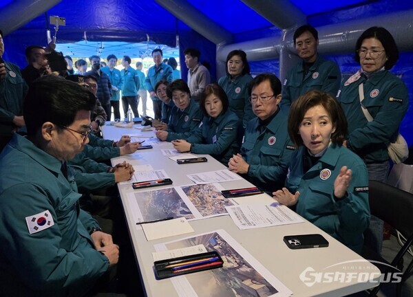 29일 나경원 의원이 영덕군 산불진화 대책본부에서 피해 상황을 점검하고 지원 방안을 논의하고 있다.사진/김영삼 기자