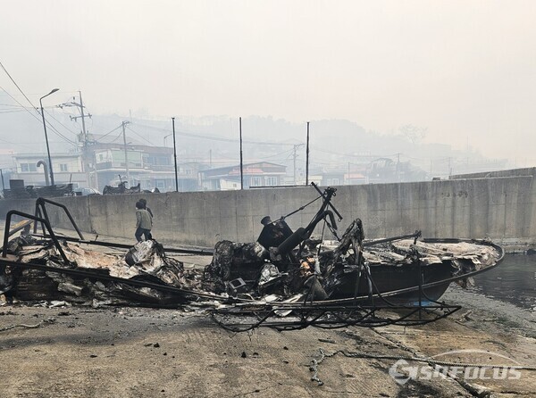 경북 의성에서 시작된 산불이 강풍을 타고 영덕 어촌마을까지 번져 항구에 정박중이던 선박들이 전소됐다.ⓒ김성식 강구수협조합장