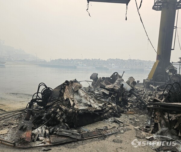 경북 의성에서 시작된 산불이 강풍을 타고 영덕 어촌마을까지 번져 항구에 정박중이던 선박들이 전소됐다.ⓒ김성식 강구수협조합장