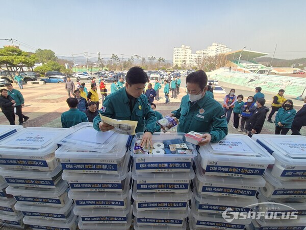 경북농협이 산불피해 이재민들을 위한 생필품을 이철우 경북도지에게 전달하고 있다.ⓒ경북농협
