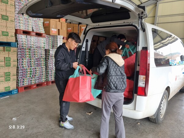 영양군 내 11개 복지단체가 대규모 산불로 보금자리를 잃은 피해 주민들을 위해 구호물품 전달 봉사를 하고 있다.ⓒ영양군