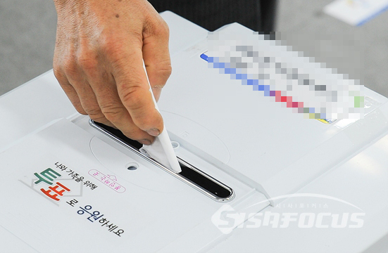 투표함에 유권자가 투표용지를 넣는 모습 . 사진 / 시사포커스DB