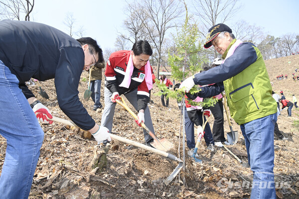 (사진 가운데)최재훈 달성군수가 제 80회 식목일을 맞아 군 관련자 200여명과 함께 나무심기 행사를 가졌다.ⓒ달성군