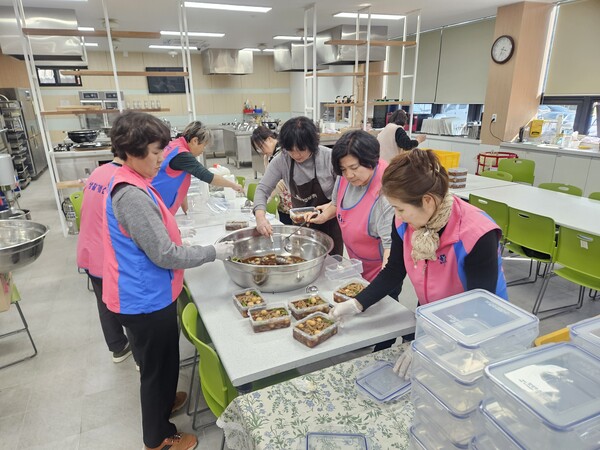 한국생활개선영양군연합회가 임시 거주지에 머무는 주민들을 위해 어수리김치, 장조림 등 손수 만든 반찬을 전달하는 사랑의 반찬 나눔을 준비하고 있다.ⓒ영양군