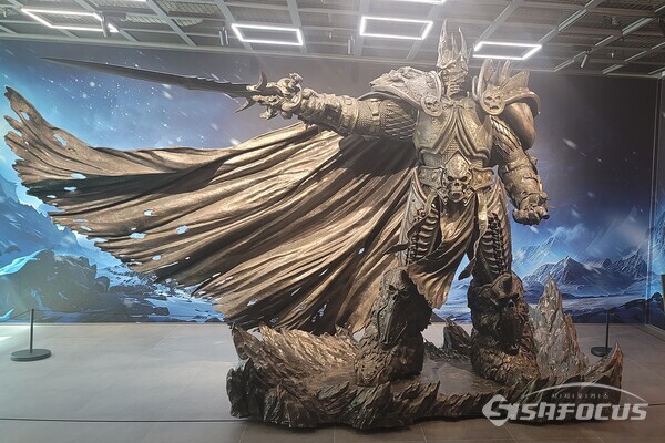 박물관 입구에 전시돼있는 '아서스 조각상'. 블리자드 엔터테인먼트 코리아가 기증했다. [사진 / 임솔 기자}