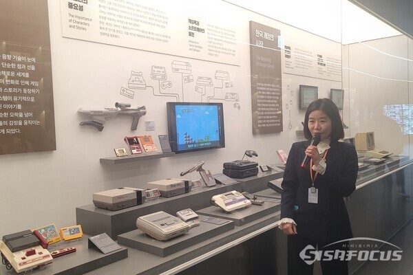 조지영 넷마블게임박물관 운영팀장이 8일 게임 문화의 역사에 대해 설명하고 있다.  [사진 / 임솔 기자]