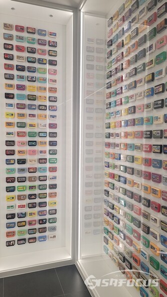 수백개의 게임 팩(카트리지)가 진열돼있는 넷마블게임박물관 포토존. [사진 / 임솔 기자]