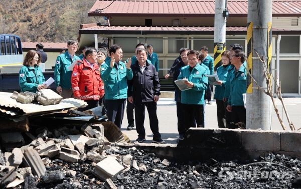 박완수 경남지사가 8일 경남  산청군 시천면 중태마을 산불 현장에서 피해 상황을 점검하고 있다. 사진 / 경남도