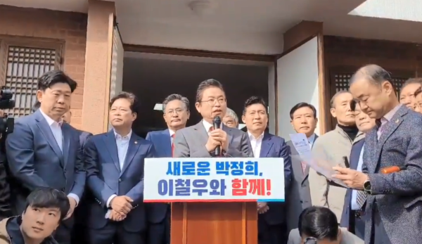 9일 오전 이철우 경북도지사가 구미 소재 박정희 전 대통령 생가에서 대통령 선거 출마를 공식 선언하고 있다.사진/김중천 기자
