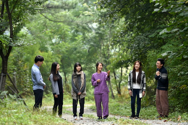 관광객들이 국립산림치유원 숲길을 걷고 있다.ⓒ국립산림치유원