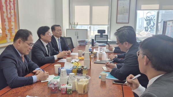 지난 10일 국민의힘 박형수 원내수석(왼쪽 중앙))이 국회 본관 원내수석실에서 신성범, 서범수, 김형동, 서천호 의원과 함께 행정안전부 이한경 재난안전관리본부장(차관)을 만나 ‘산불피해 복구 지원방향 검토안’을 보고받고 개선점을 제시하고 있다.ⓒ박형수의원실