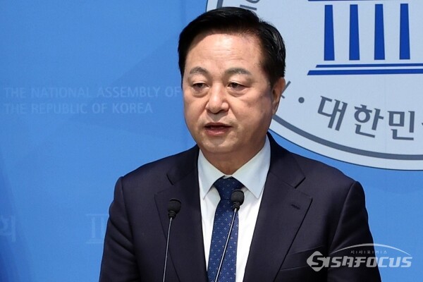 김두관 전 더불어민주당 의원이 지난달 5일 국회 소통관에서 기자회견을 하고 있다. 사진 /오훈 기자