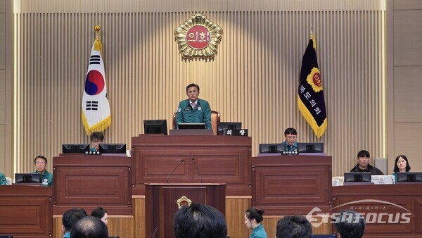 15일 박성만 경북도의회 의장이 제355회 임시회에서 개회사를 통해 산불 피해 복구와 APEC 정상회의 준비에 차질이 없도록 집행부의 역할을 강조하고 있다.사진/김영삼 기자