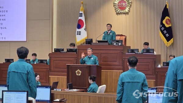 15일 재보궐선거에서 당선된 정영길(성주) 의원이 첫 등원해 의원선서를 하고 있다.사진/김영삼 기자