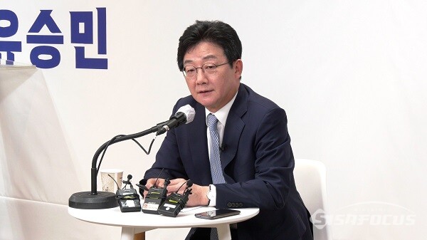 대선 주자인 유승민 전 의원이  26일 서울 여의도 캠프 사무실에서 "오늘보다 더 나은 내일을 만들기 위해 대통령에 도전한다"며 대선 출마를 공식 선언하고 있다. 사진 / 이강산 기자