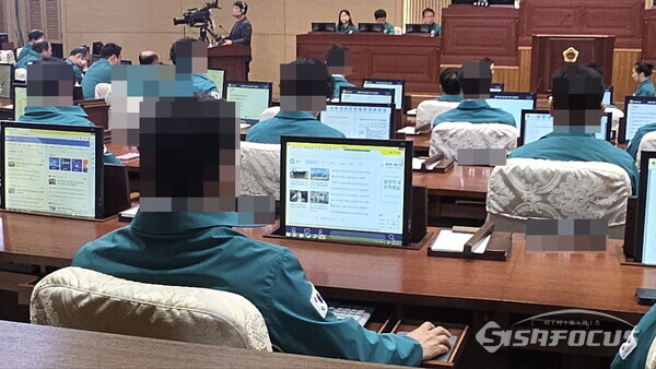 15일 경북도의회 제355회 임시회 본회의에서 산불 피해 복구를 위한 추경안 논의 중 일부 중진 의원들이 ‘회의와 무관한 인터넷 검색’ 을 하고 있다.사진/김영삼 기자