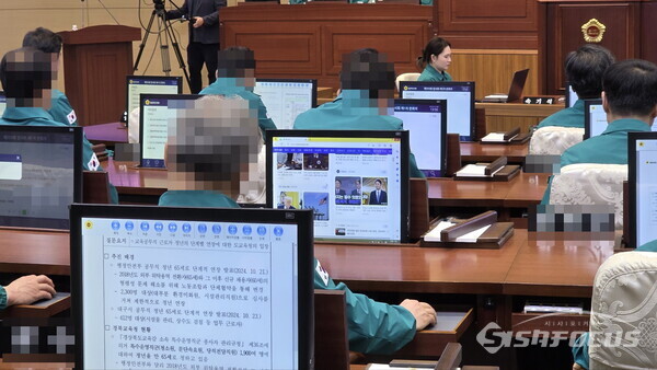 15일 경북도의회 제355회 임시회 본회의에서 산불 피해 복구를 위한 추경안 논의 중 산불대책특별위원회 위원으로 선임된 도의원이 ‘회의와 무관한 인터넷 검색’ 을 하고 있다.사진/김영삼 기자