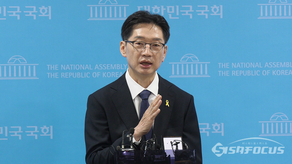 더불어민주당 대선후보 경선에 도전하는 김경수 전 경남지사가 16일 서울 여의도 국회소통관에서 열린 경제분야 정책발표 기자회견 후 취재진의 질문에 답하고 있다. 사진 / 김경민 기자