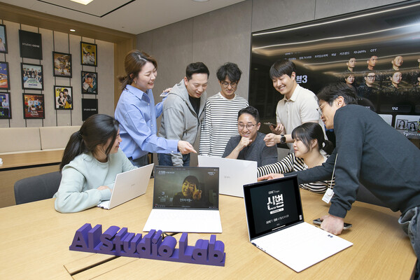 KT AI 스튜디오 랩 직원들이 ‘신병 3’의 AI 마케팅 영상 제작 도입 방안에 대해 논의하고 있다. ⓒKT