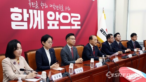 16일 황우여 선거관리위원장이 모두발언을 하고 있다.(2)