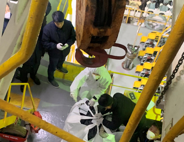 지난 2일 강릉시 옥계항에 입항해 정박 중인 선박에서 발견된 코카인. 이는 한국에서 적발된 최대량으로 약 1조원·6700만명이 동시에 투약할 수 있는 분량이다. ⓒ관세청