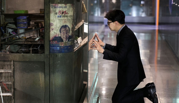 국민의힘 대선 후보 1차 경선에 진출한 한동훈 전 대표가 16일 대구 중구 대구도시철도 1호선 중앙로역 대구지하철화재참사 기억공간을 찾아 화재현장 보존벽을 살펴보고 있다. ⓒ뉴시스